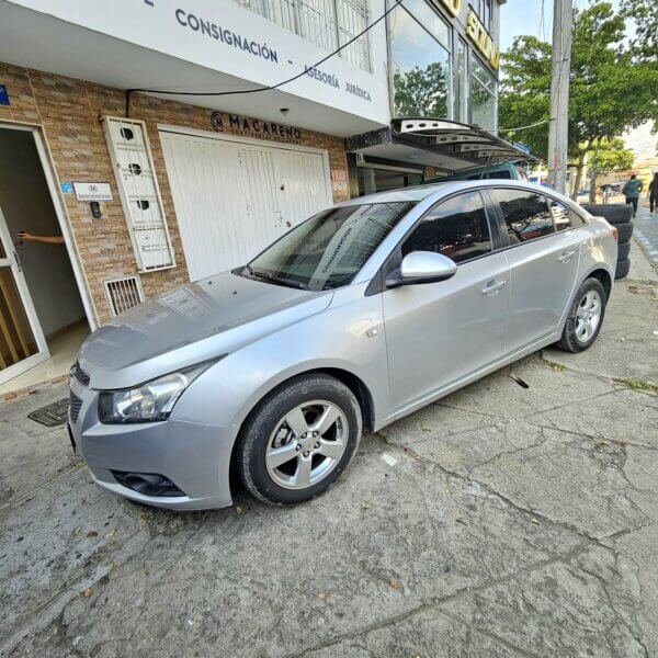 Chevrolet Cruze LS 2012 plateado estacionado frente a la oficina de Macareno Continental de Carros en Bucaramanga.