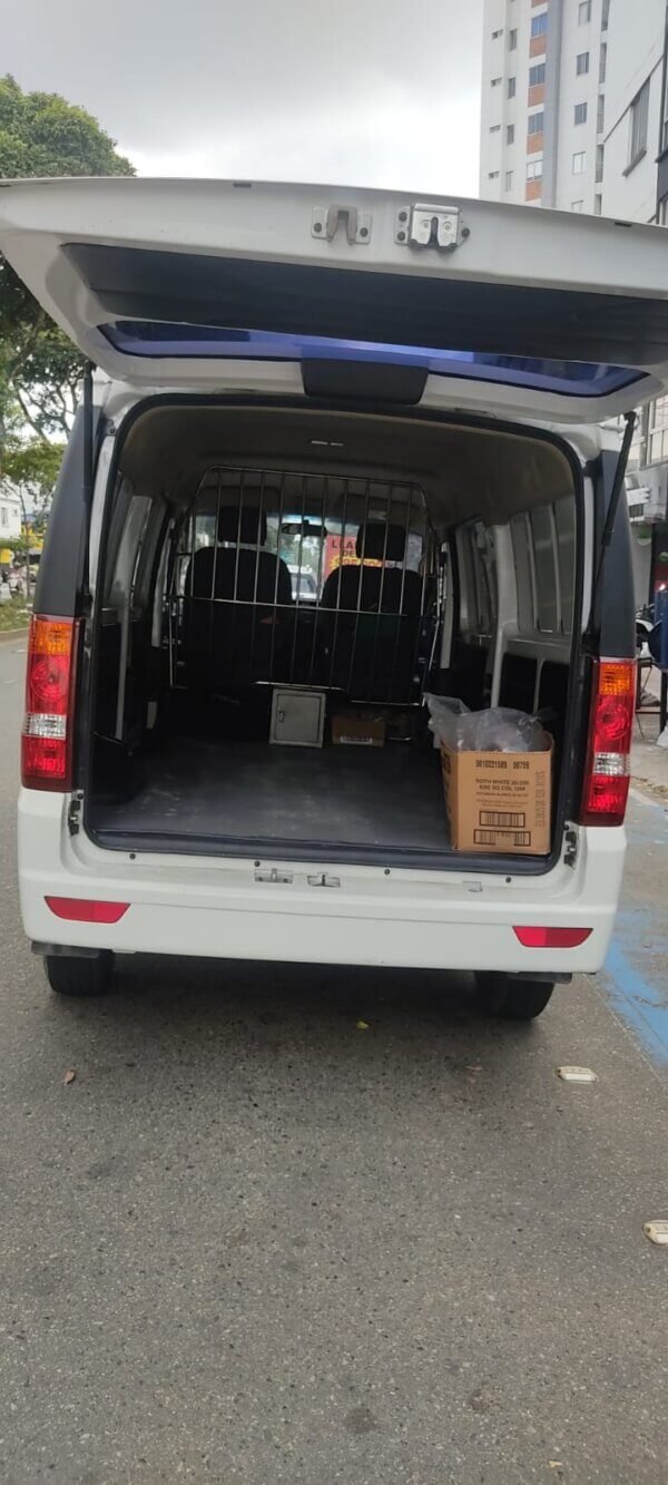 Espacio de carga interior DFSK K05S con separador de cabina y reja