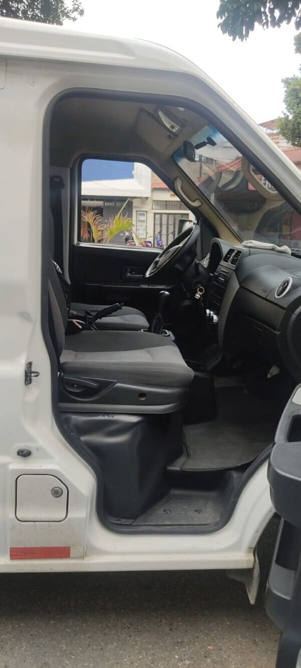 Acceso cabina conductor DFSK K05S puerta abierta y estribo