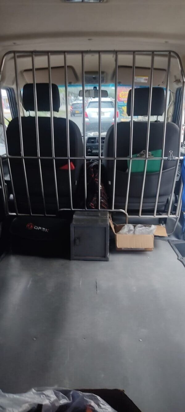 Vista trasera DFSK K05S compuerta abierta cargue y descargue
